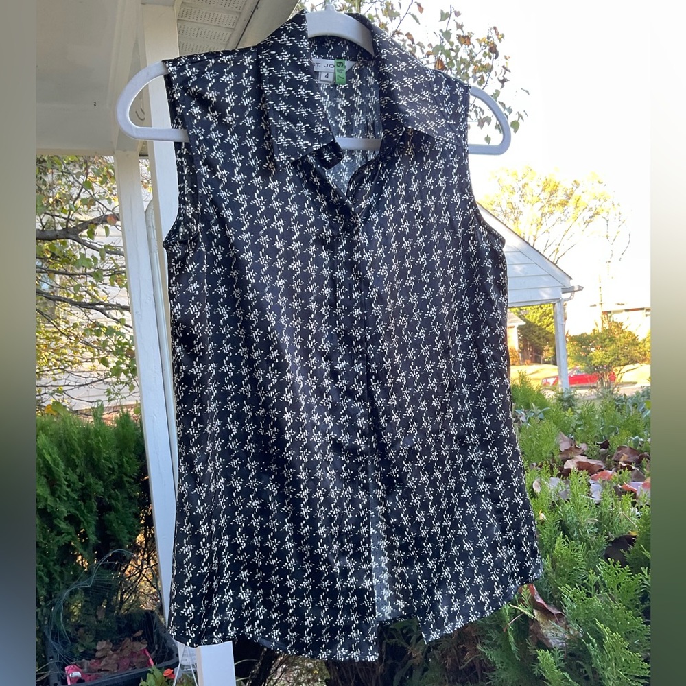 St. John silk button up top. Size 4. - Picture 4 of 8